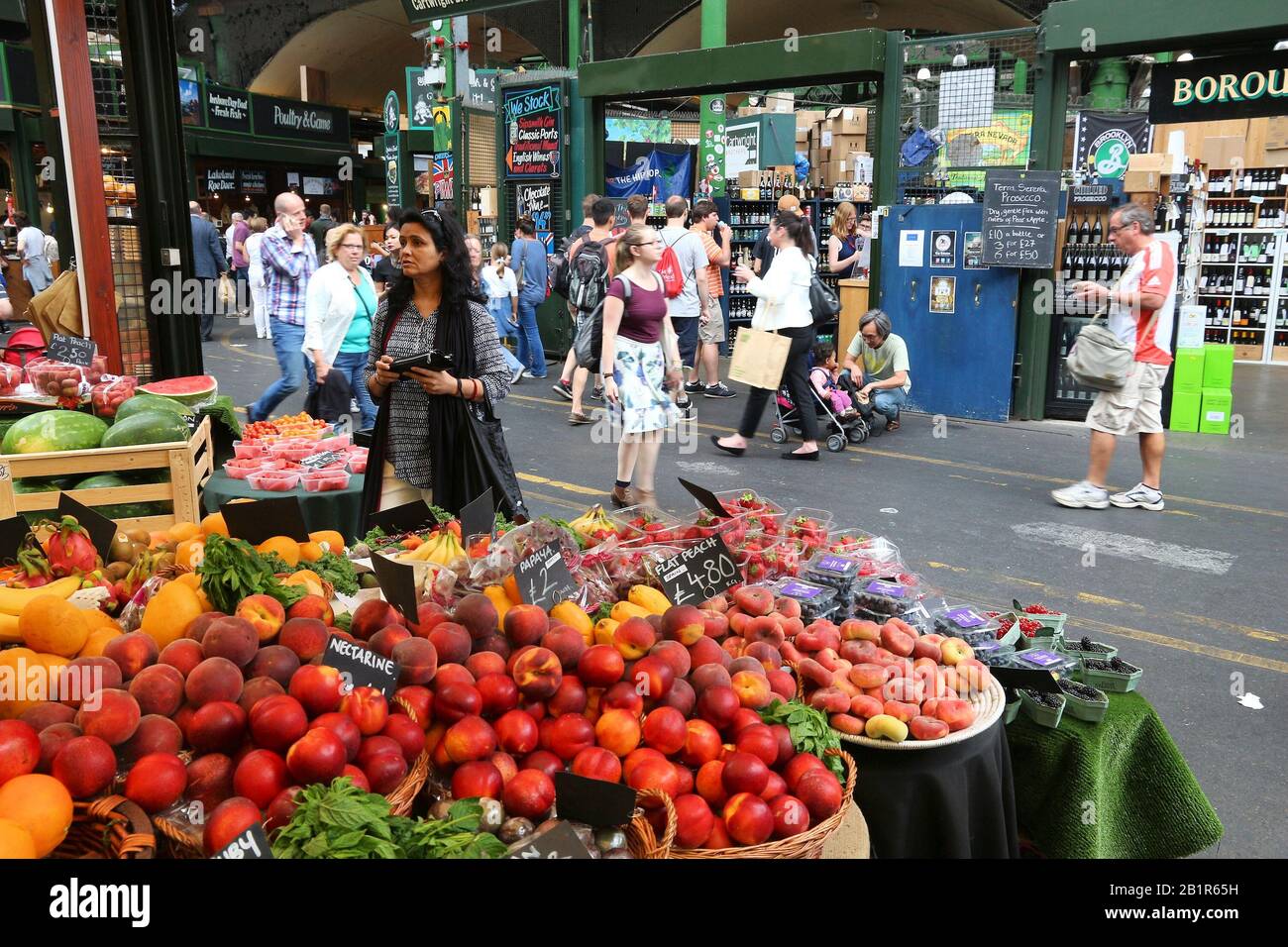 LONDON, Großbritannien - 8. JULI 2016: Menschen Shop am Borough Market in Southwark, London. Es ist einer der ältesten Märkte in Europa. Seinen 1.000sten Geburtstag war im Jahr 2014 Stockfoto