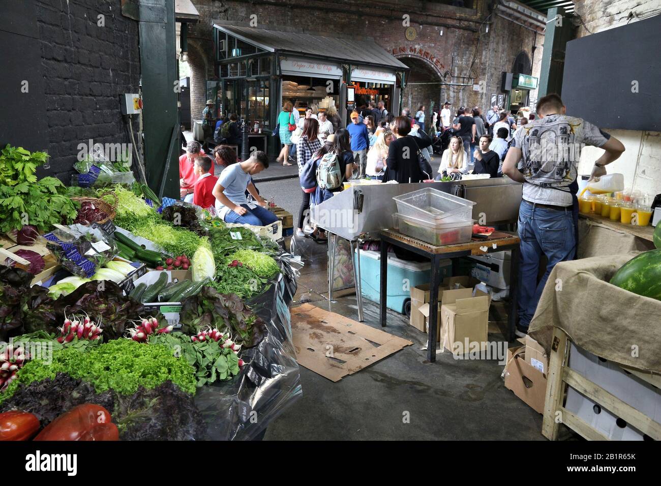 LONDON, Großbritannien - 8. JULI 2016: Menschen Shop am Borough Market in Southwark, London. Es ist einer der ältesten Märkte in Europa. Seinen 1.000sten Geburtstag war im Jahr 2014 Stockfoto