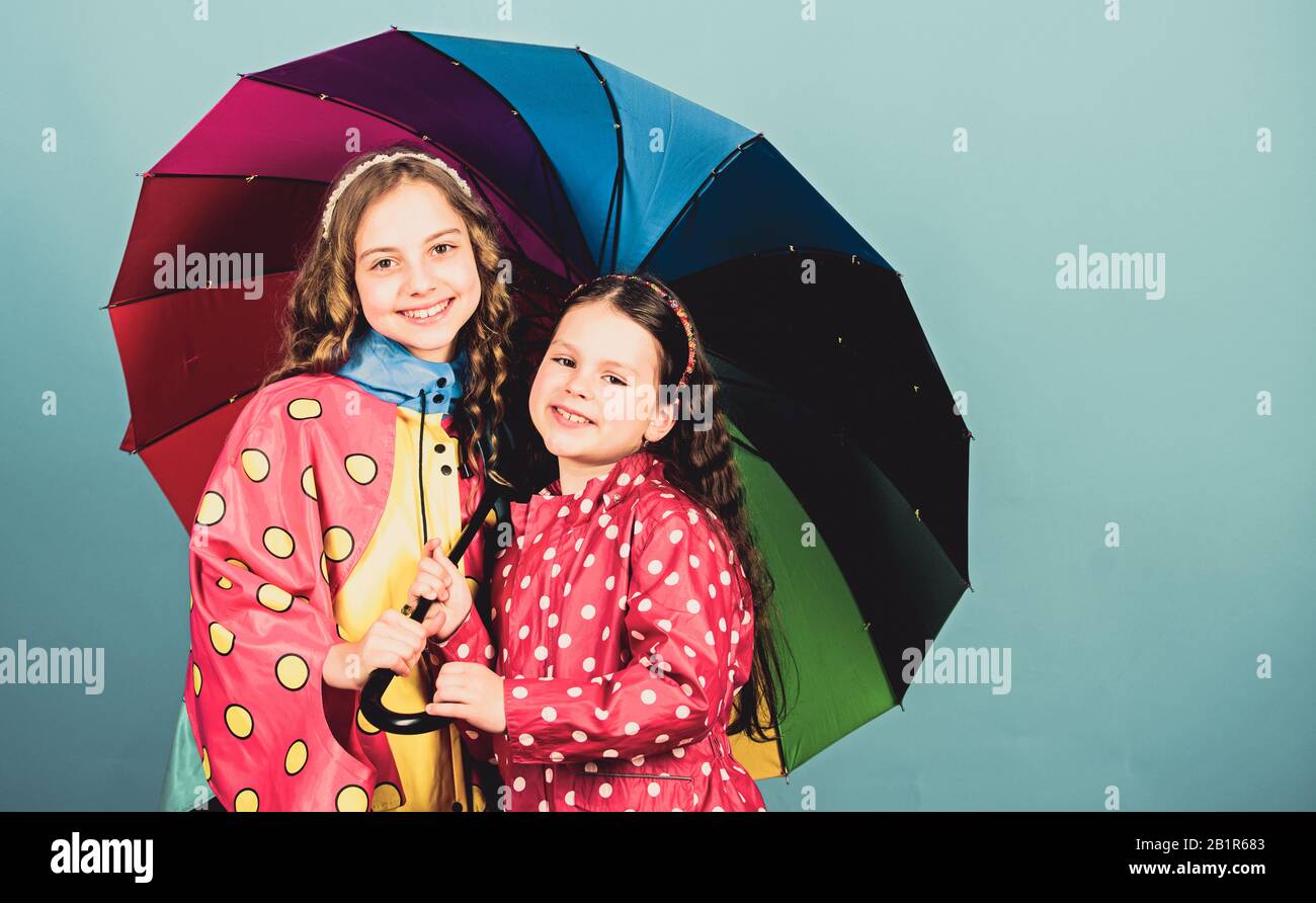 Frohliche Hipster Kinder Schwesternschaft Regenschutz Regenbogen Herbst Mode Gluckliche Kleine Madchen Mit Bunten Regenschirm Familiaren Bindungen Kleine Madchen In Regenmantel Wichtiger Teil Des Camping Stockfotografie Alamy