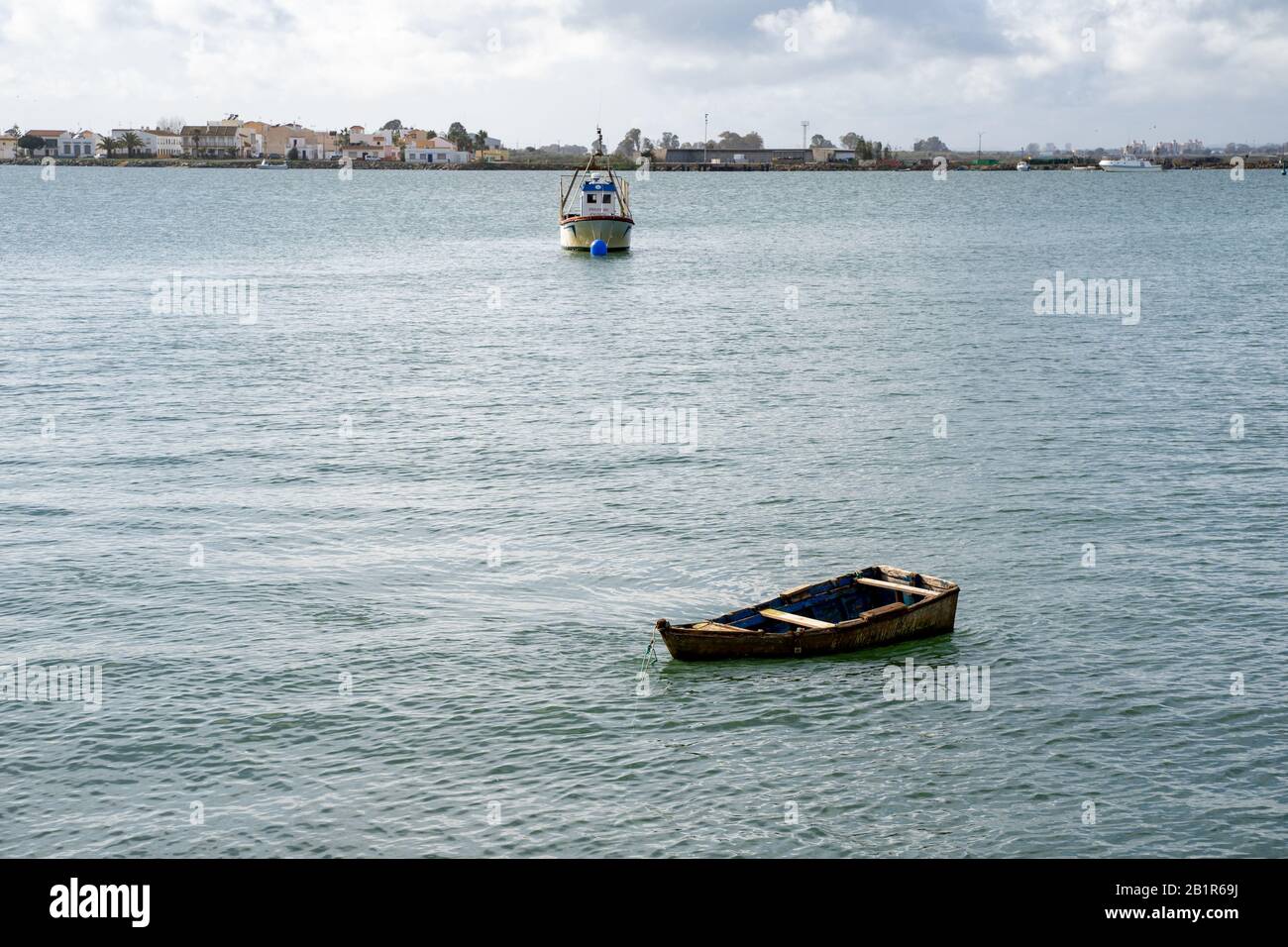 Isla Cristina, Spanien - 23. Januar 2020: Boote, die im Hafen von Isla Cristina in Südspanien sitzen Stockfoto