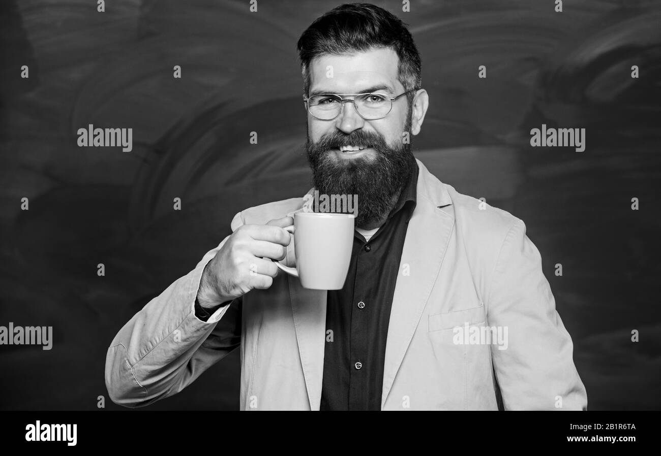 Happy bärtiger Mann trinken Tee in der Schule. für Lektion bereit. reife Lehrerin an der Tafel. In Richtung wissen. Guten Morgen Kaffee. zurück zu Schule. Intelligent. Bildung und Schule Konzept. Stockfoto