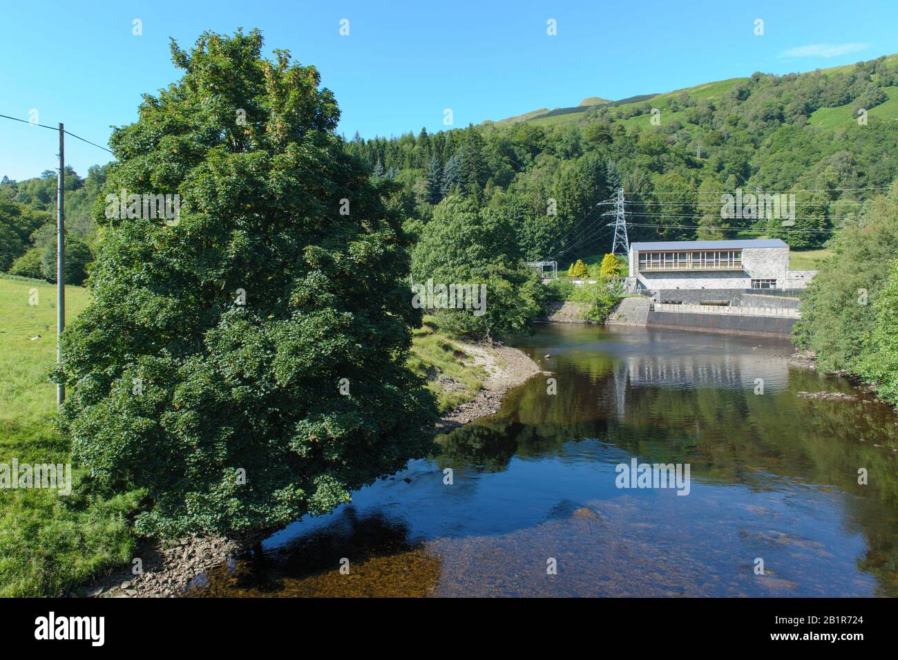 Stromerzeugung und Verteilung von Wasserkraft auf dem Land in der Nähe von Killin, Schottland Stockfoto