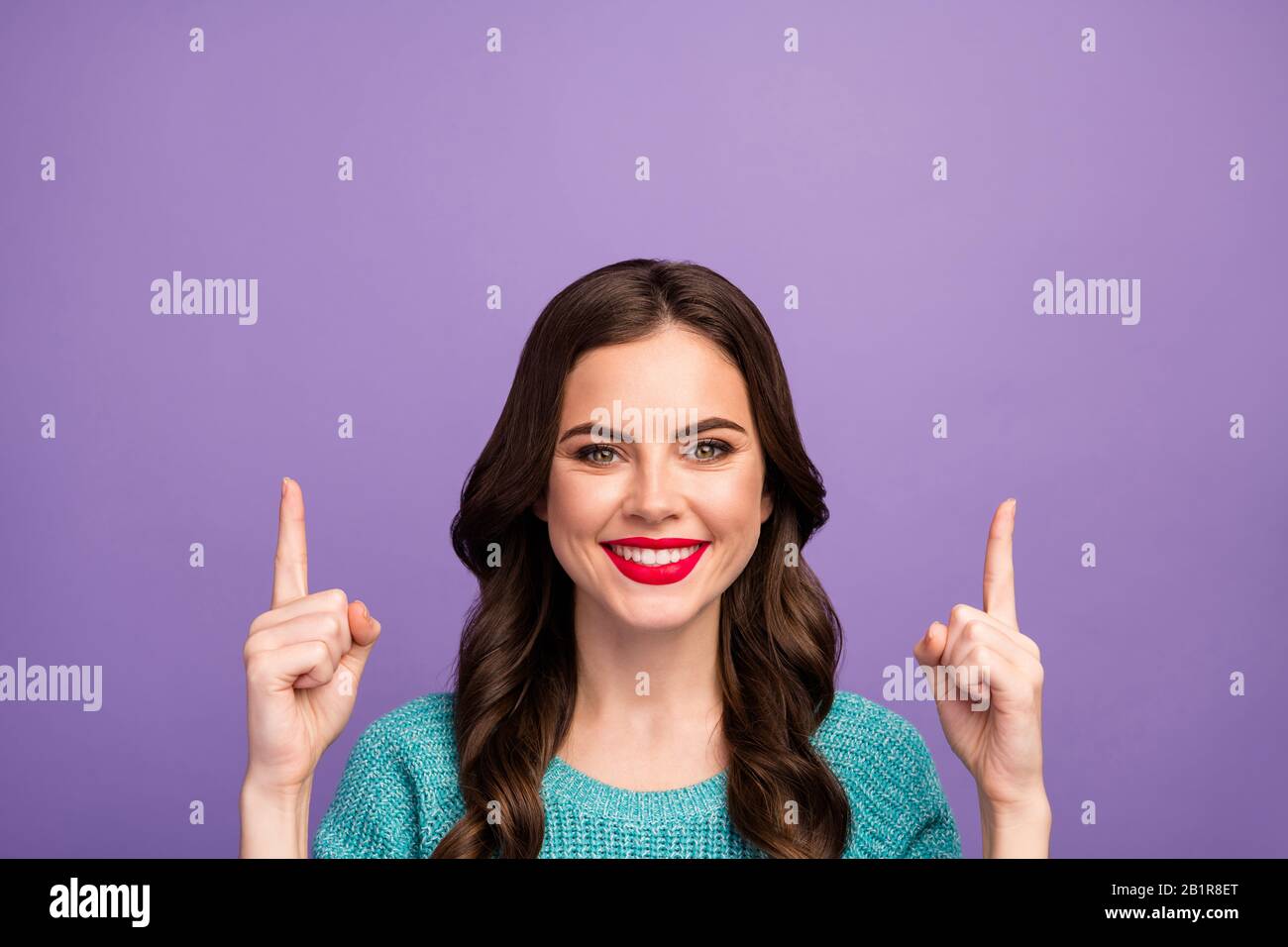 Closeup-Foto der attraktiven Dame mit niedrigen Einkaufspreisen direkte Finger nach oben leerer Raum zeigen gutes Angebot tragen blauen Pullover isoliert Stockfoto