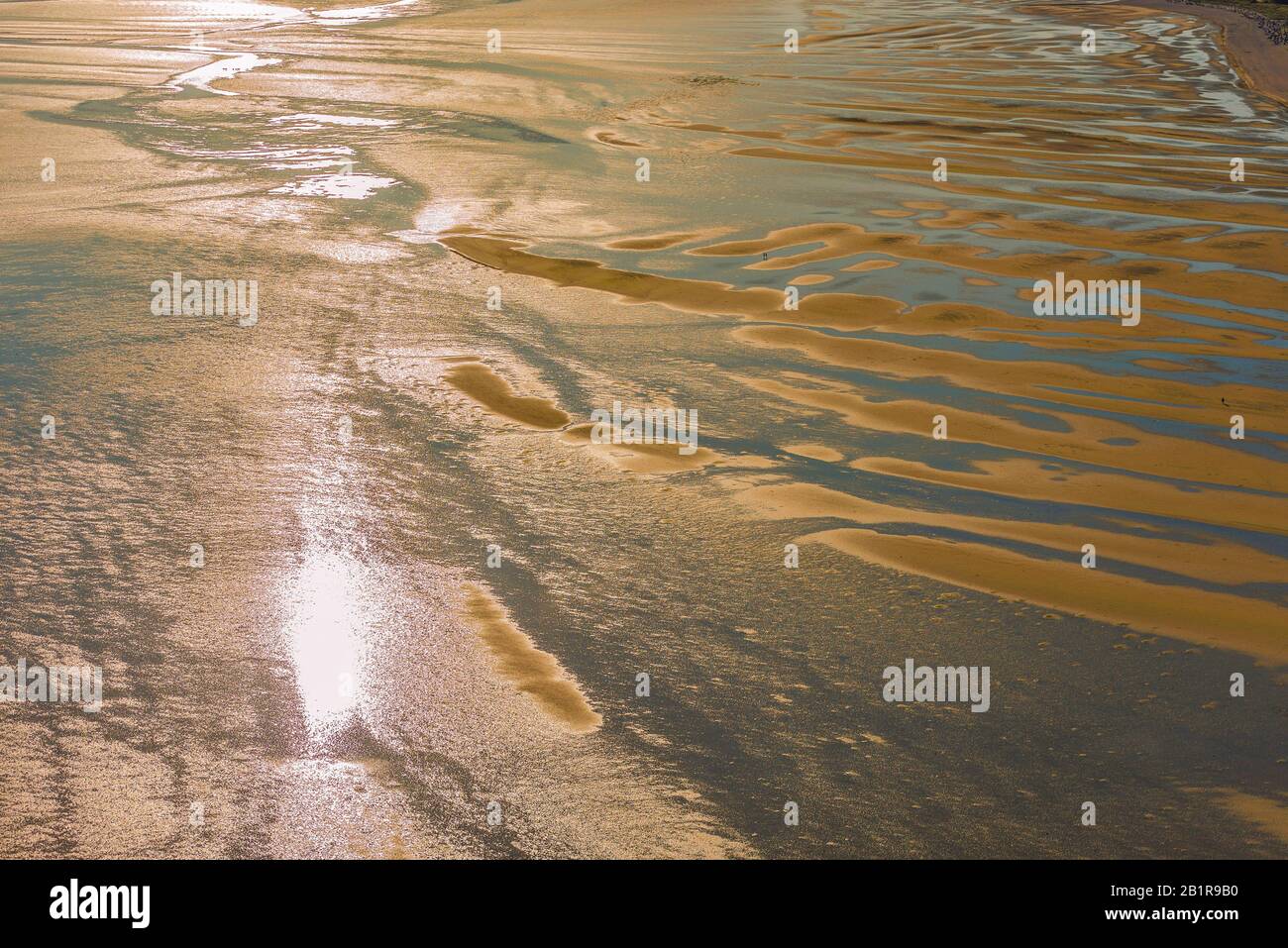 Luftbild des reflektierenden Sonnenlichts im wattenmeer bei Ebbe, Deutschland, Schleswig-Holstein, Nationalpark Schleswig-Holsteinisches Wattenmeer, Foehr Stockfoto