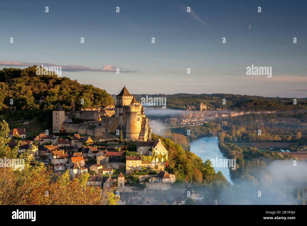 Chateau Castlenaud bei Sonnenaufgang mit dem Fluss Dordgne und Chateau Beynac Stockfoto