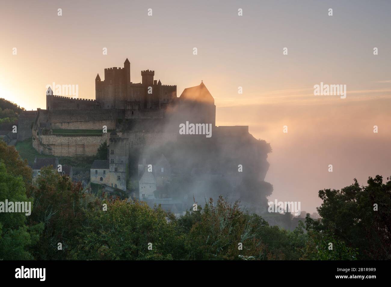 Chateau Beynac im Morgennebel Dordogne Frankreich Stockfoto