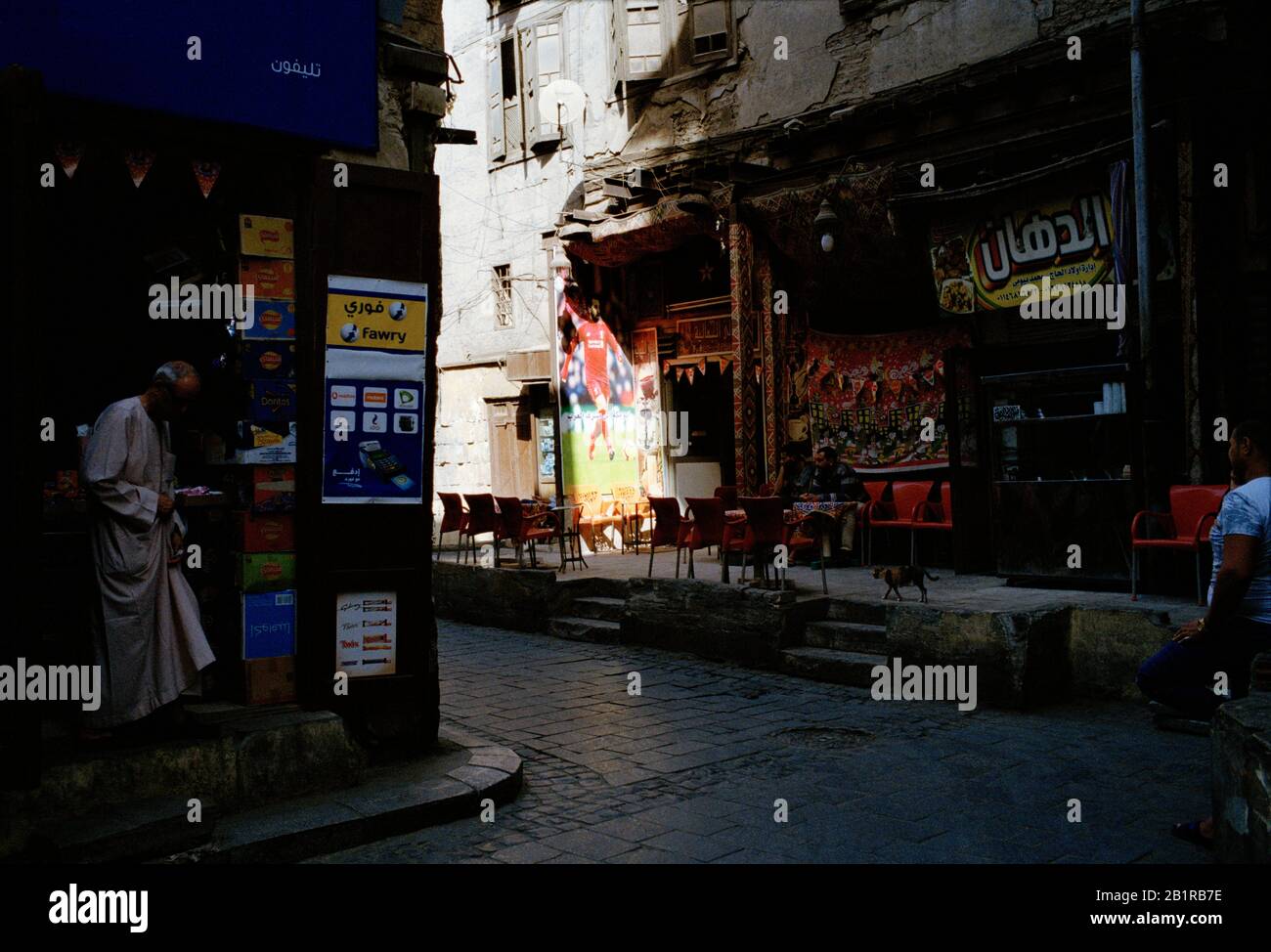 Reisefotografie - Straßenleben im islamischen fatimidischen alten Kairo in Ägypten in Nordafrika. Wanderlust Stockfoto
