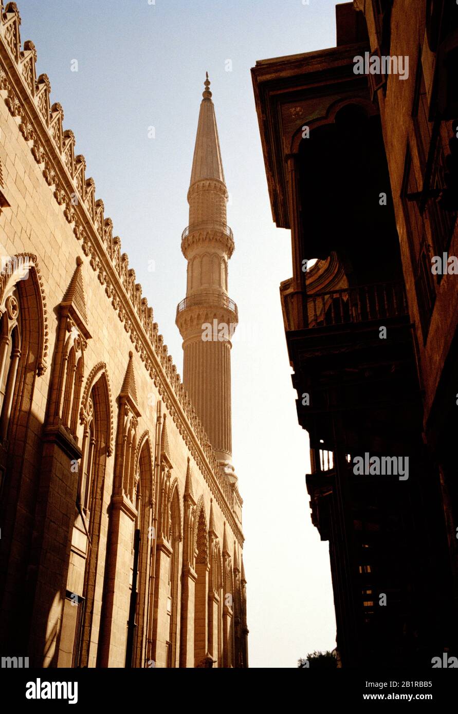 Reisefotografien - Minarett der Moschee Sayyidna Al Hussein im Basar Khan Al Khalili in Kairo in Ägypten in Nordafrika. Wanderlust Stockfoto