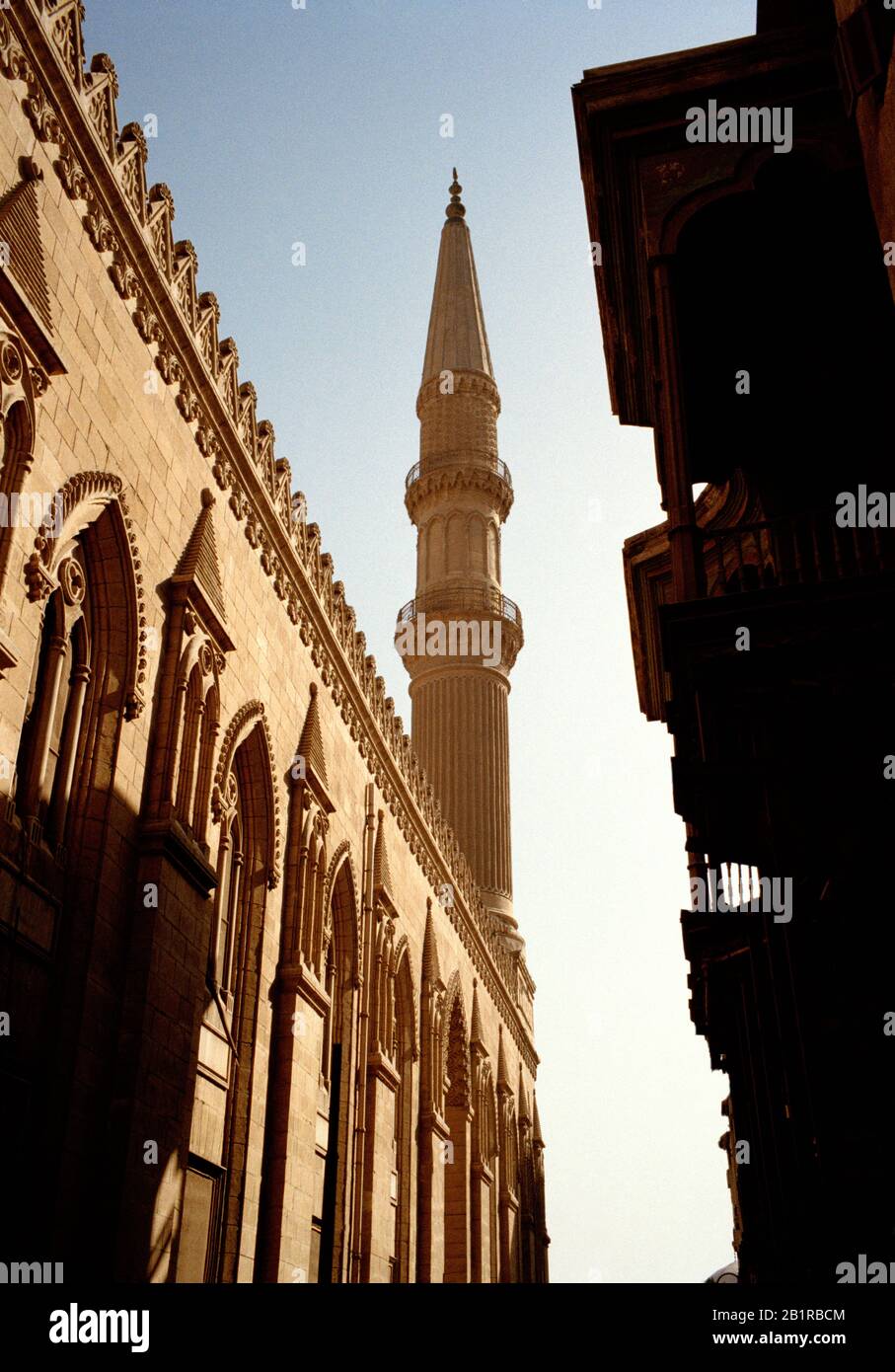 Reisefotografien - Minarett der Moschee Sayyidna Al Hussein im Basar Khan Al Khalili in Kairo in Ägypten in Nordafrika. Wanderlust Stockfoto