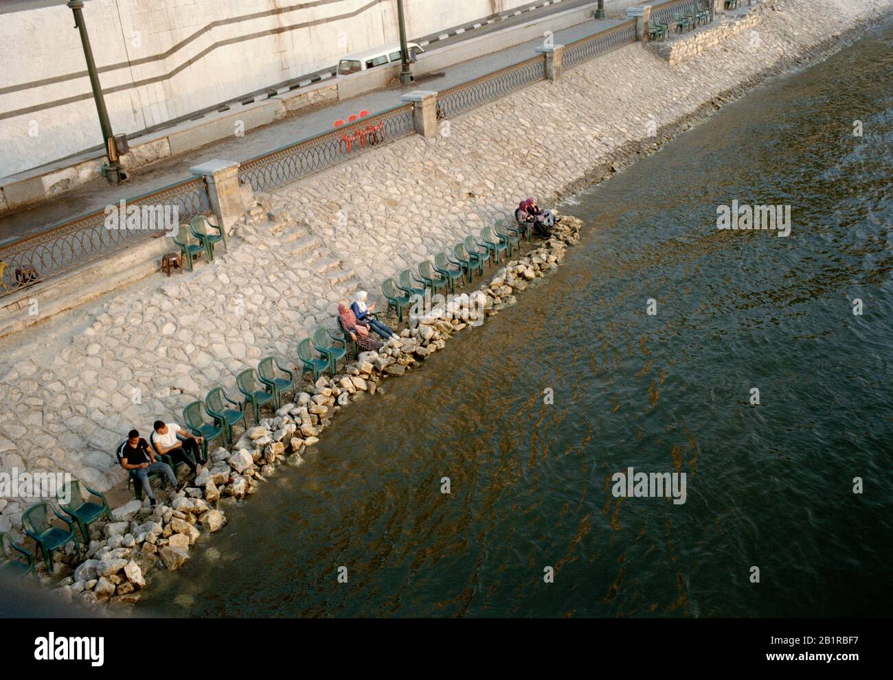 Reisefotografien - Menschen, die sich am Ufer des Nils in der Innenstadt von Kairo in Ägypten in Nordafrika entspannen. Wanderlust Stockfoto