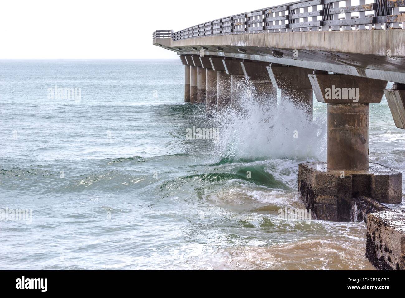 Port ELIZABETH, SÜDAFRIKA - 01. FEBRUAR 2020: Hai Rock Pier - Betonsteg über dem Meer am Summerstrand Beach, Port Elizabeth, South A Stockfoto