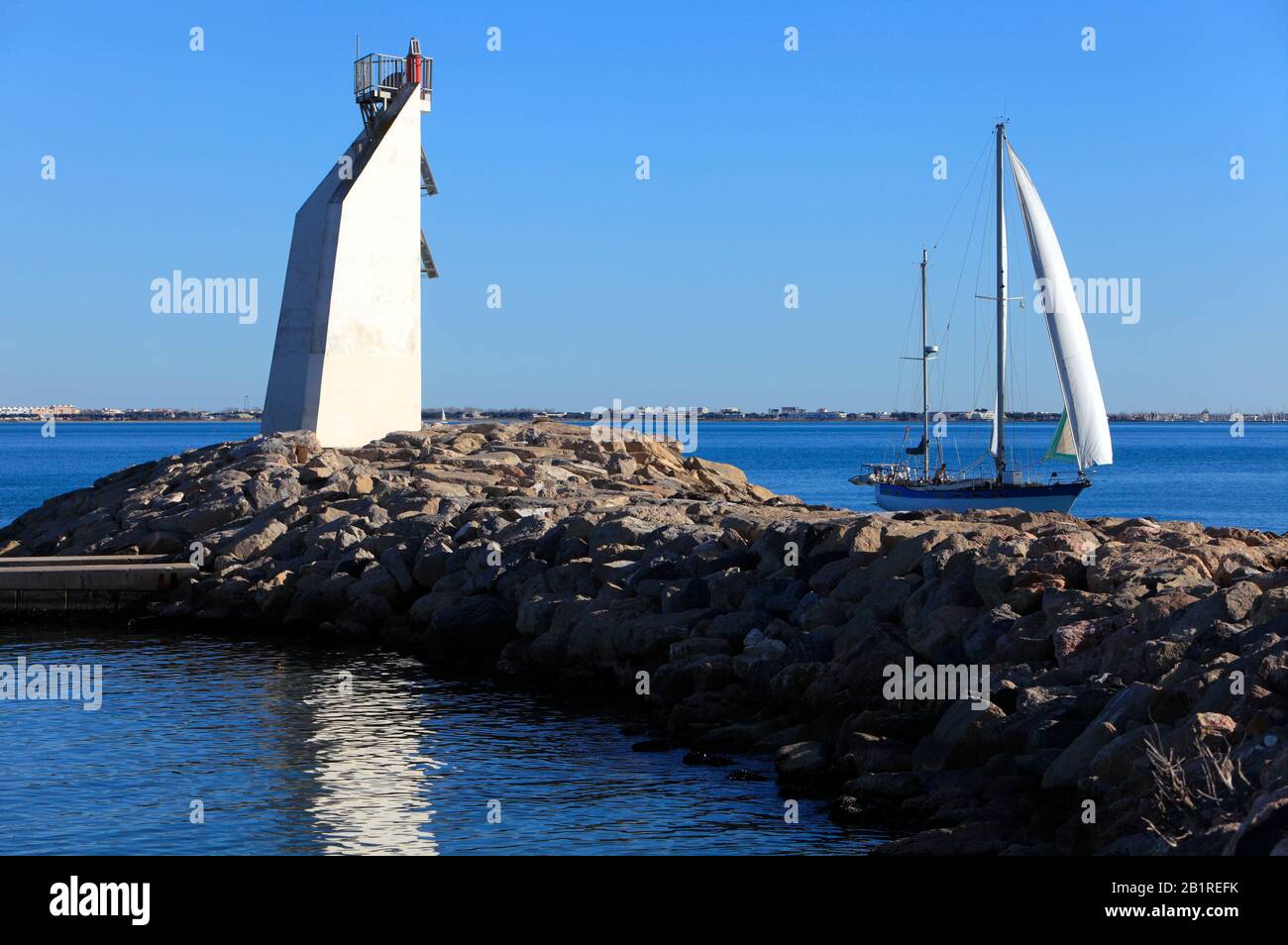 Segeln im Mittelmeer, Ausfahrt aus dem Hafen von La Grande Motte, Languedoc-Roussillon, Occitanie, Frankreich Stockfoto