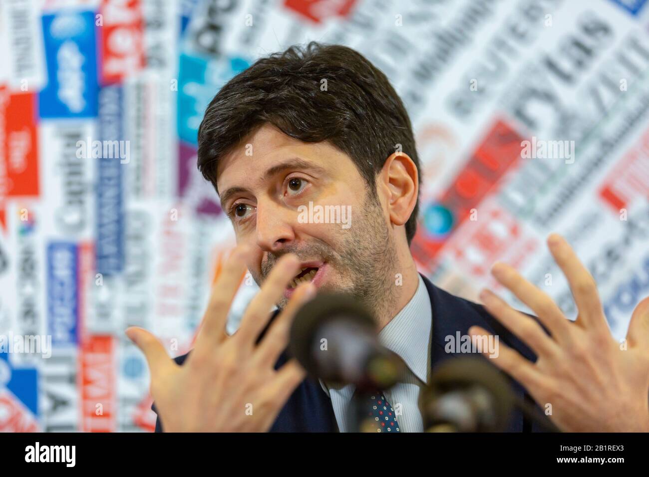 Rom, Italien. Februar 2020. Der italienische Gesundheitsminister Roberto Speranza nimmt an einer Fragestunde mit Fragen und Antworten an die ausländische Presse über Italiens Antwort auf den aktuellen Coronavirus Covid-19-Ausbruch in dem Land Teil, in dem es jetzt mehr als 400 bestätigte Fälle gibt Credit: Stephen Bisgrove/Alamy Live News Stockfoto