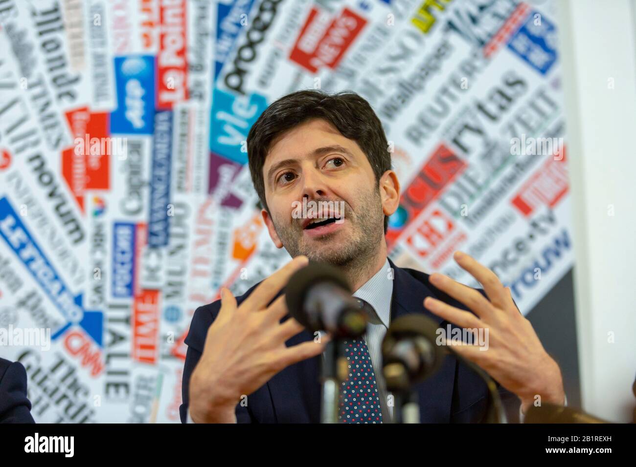 Rom, Italien. Februar 2020. Der italienische Gesundheitsminister Roberto Speranza nimmt an einer Fragestunde mit Fragen und Antworten an die ausländische Presse über Italiens Antwort auf den aktuellen Coronavirus Covid-19-Ausbruch in dem Land Teil, in dem es jetzt mehr als 400 bestätigte Fälle gibt Credit: Stephen Bisgrove/Alamy Live News Stockfoto