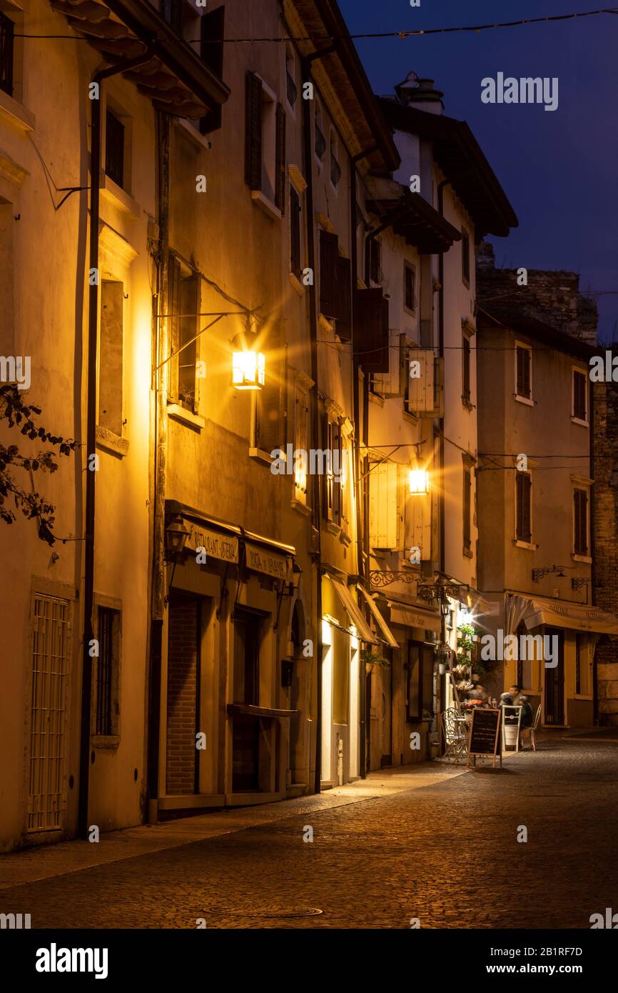 Lazise, Gardasee, Italien nach Sonnenuntergang Stockfoto