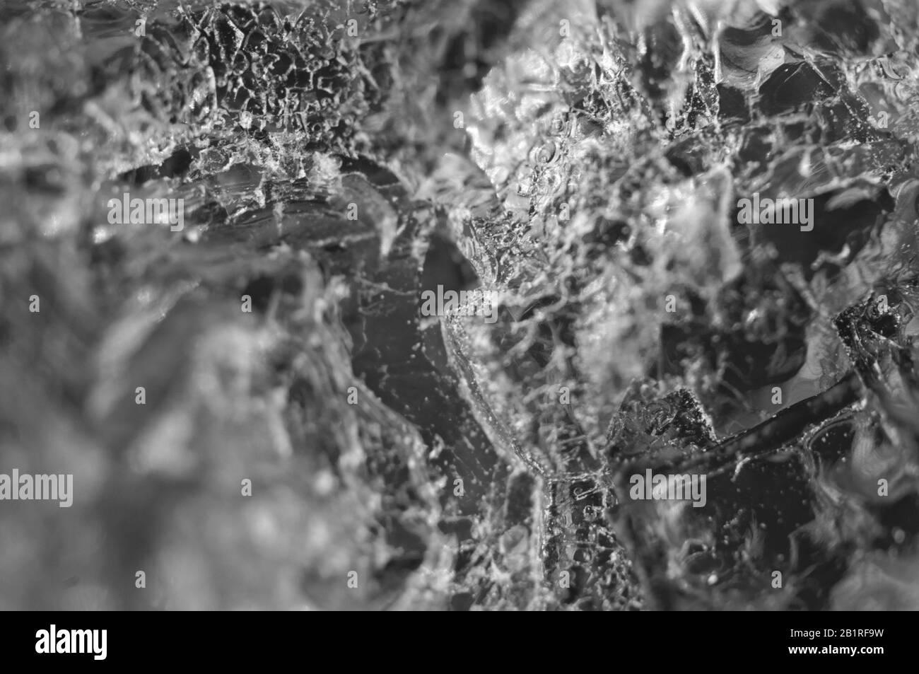 Schwarz-Weiß-Foto, Textur aus Naturglas. Makro. Abstrakter Hintergrund. Stockfoto