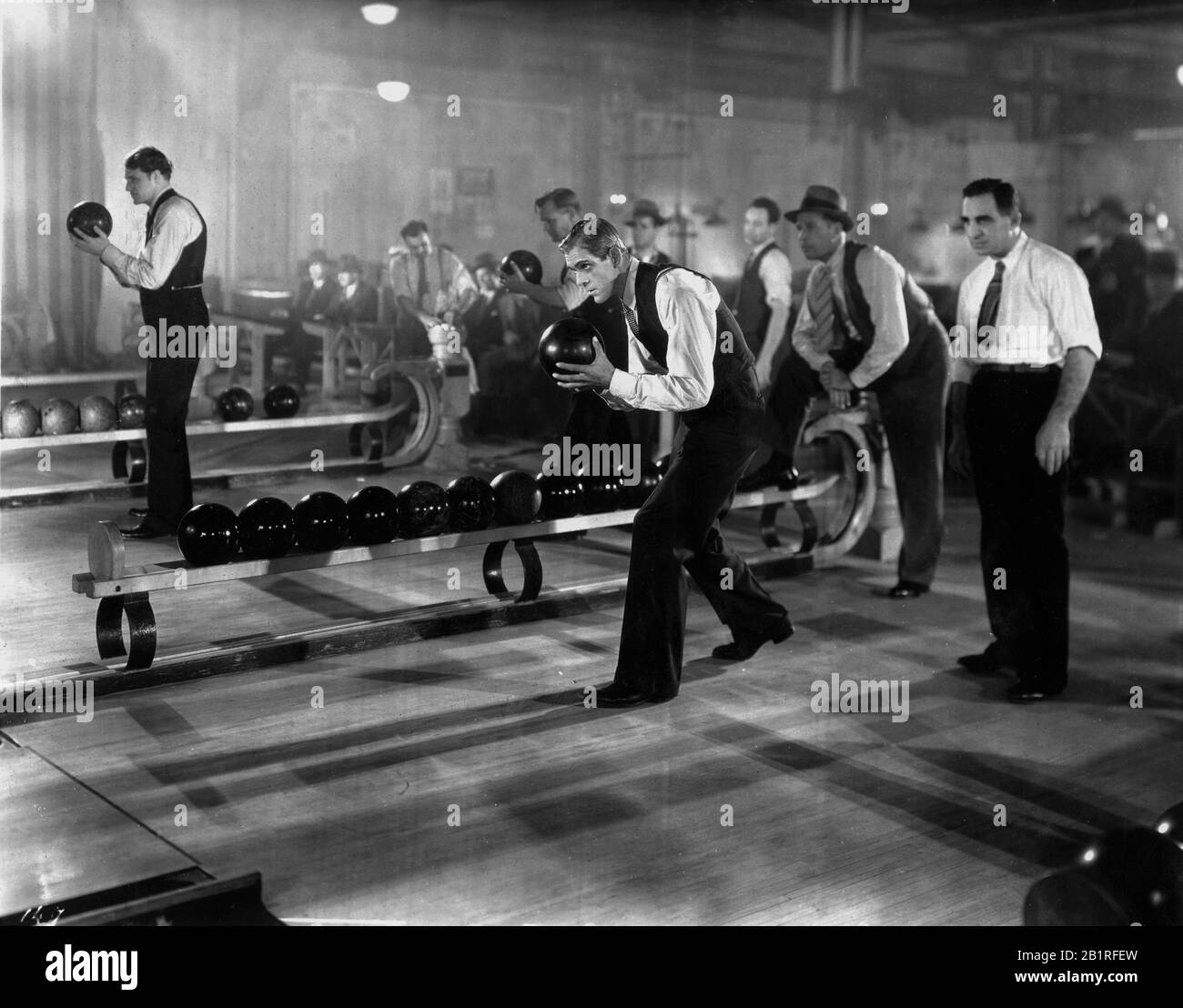 BORIS KARLOFF als Tom Gaffney in der Bowling Alley kurz bevor er in SCARFACE 1932 niedergeschossen wurde Regisseure HOWARD HAWKS und RICHARD ROSSON Roman Armitage Trail Screen Story Ben Hecht Produzent Howard Hughes The Caddo Company / United Artists Stockfoto