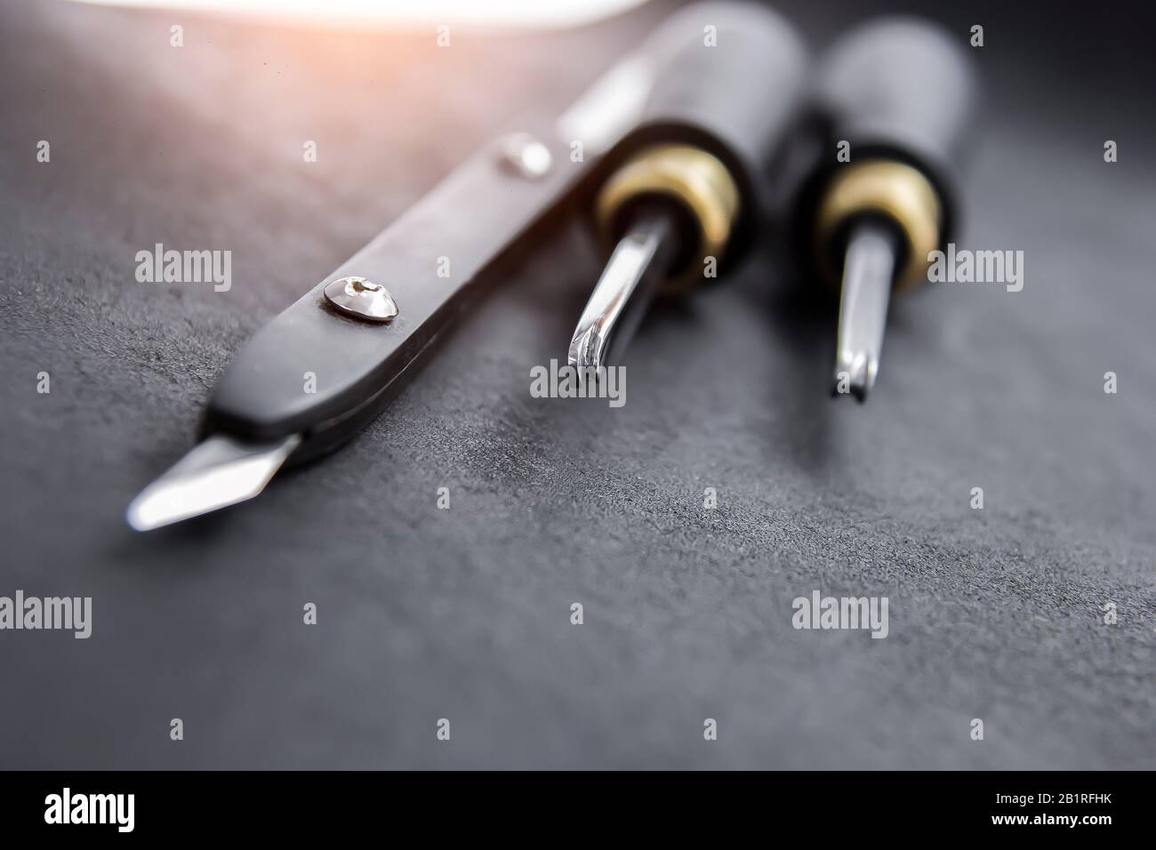 Werkzeuge zur Verarbeitung von Leder und Herstellung von Lederprodukten Stockfoto