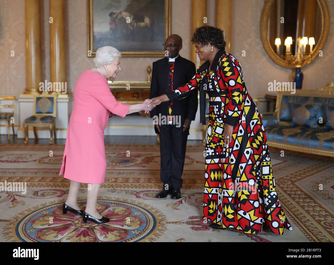 Königin Elizabeth II. Empfängt während eines Privatpublikums im Buckingham Palace, London, den Botschafter der Republik von angolanischer Seite General Geraldo Sachipengo Nunda und seine Frau Catarina Esmeralda Nunda. Stockfoto