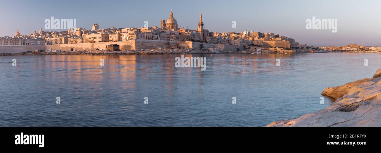 Panorama von Valletta mit Unserer Lieben Frau von der Kirche Mount Carmel und der anglikanischen Pro-Cathedral von St. Paul bei Sonnenaufgang von Sliema, Valletta, Malta Stockfoto