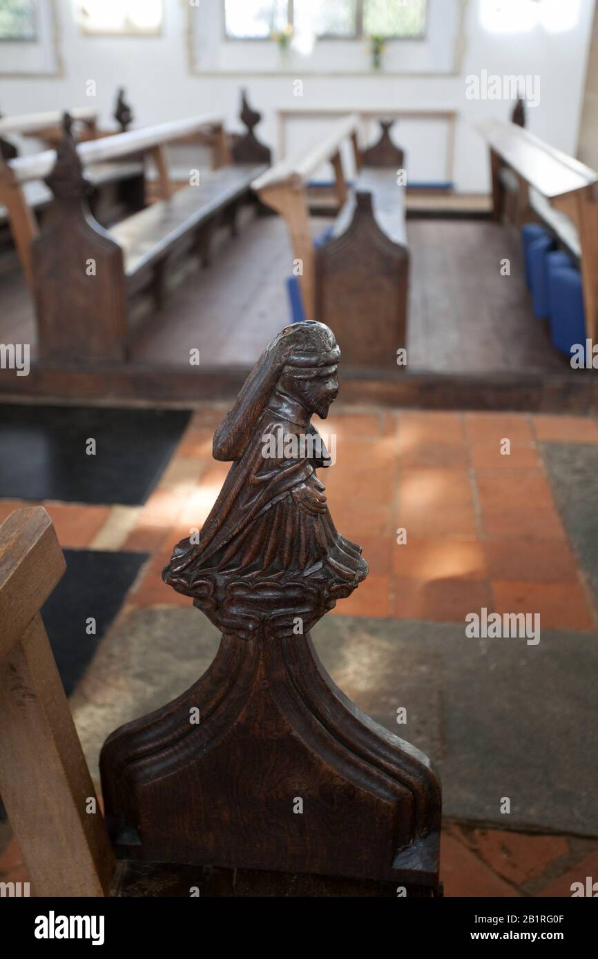 Geschnitzte Mohn Kopf Ende Pew auf der Grundlage der sieben Todsünden und die Jahreszeiten, Holy Trinity Church, Blythburgh, Suffolk, Großbritannien Stockfoto