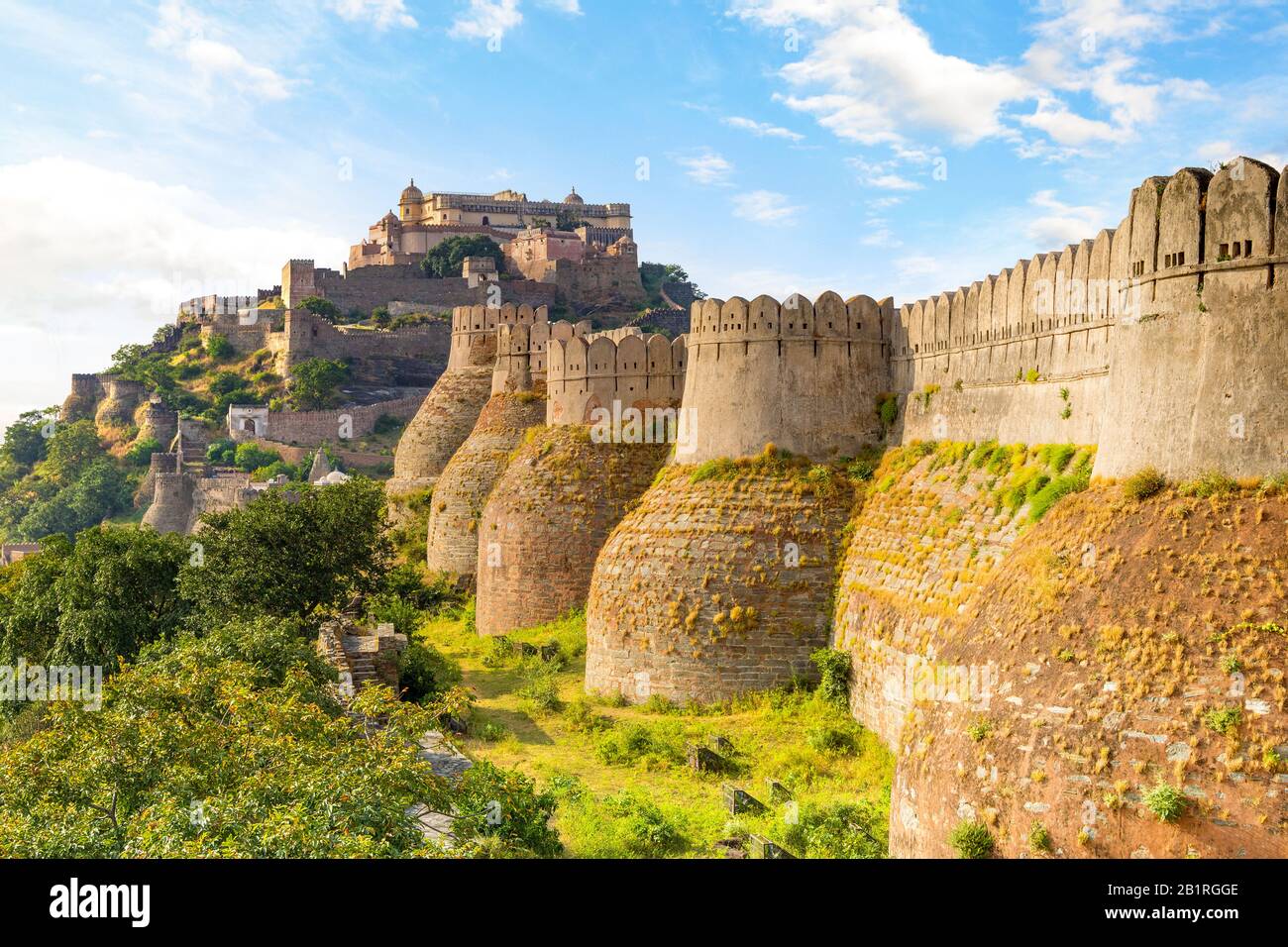 Kumbhalgarh fort und Wand in Rajasthan, Indien Stockfoto