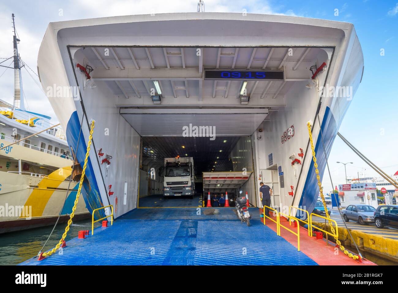 Piräus, Griechenland - 7. Mai 2018: Autofähre in Seehafen bei Athen angedockt. Großes Schiff in einem Seehafen in der Nähe. Laden oder Entladen von Fährbooten über einen Hafen Stockfoto