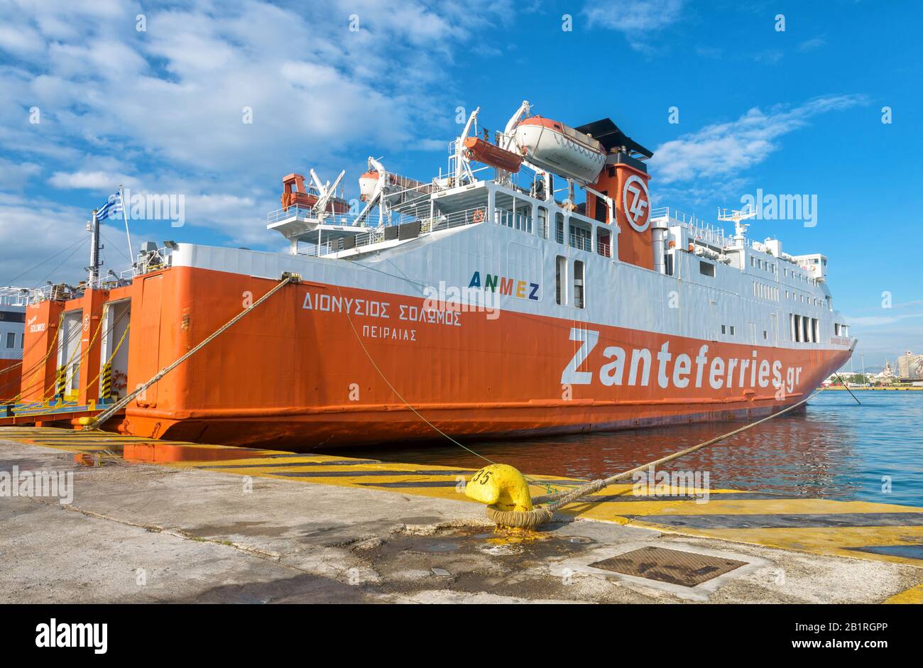 Piräus, Griechenland - 7. Mai 2018: Große Autofähre in Seehafen bei Athen angedockt. Großes Schiff in einem Seehafen. Verladung von Fährbooten über einen Hafenpier. Konzept von t Stockfoto