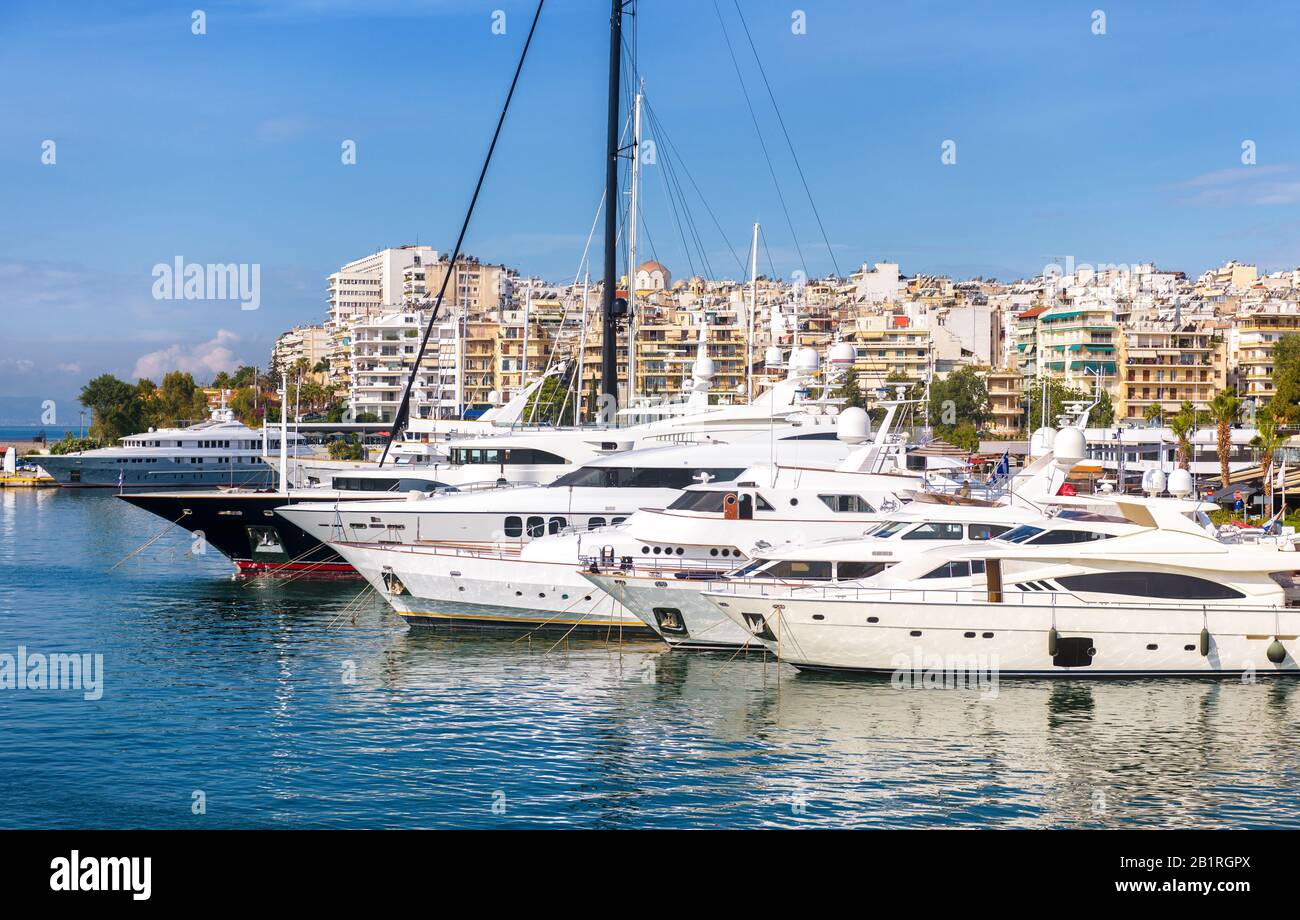 Yachts angedockt im Seehafen in Piräus, Athen, Griechenland. Moderne Motorboote, die im Sommer in einem wunderschönen Yachthafen anlegen. Schöner Blick auf weiße Jachten im Hafen. Stockfoto