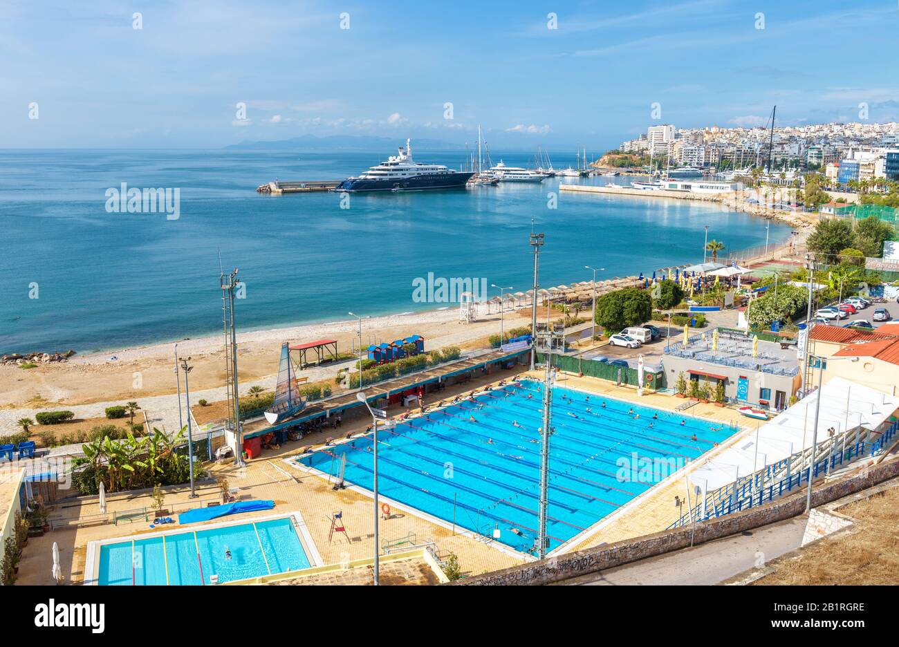 Athen - 7. Mai 2018: Strand in Piräus, Griechenland. Schöner Blick auf die schöne Küste. Blick auf die Stadt am Meer mit Schwimmbädern und angedocktem y Stockfoto