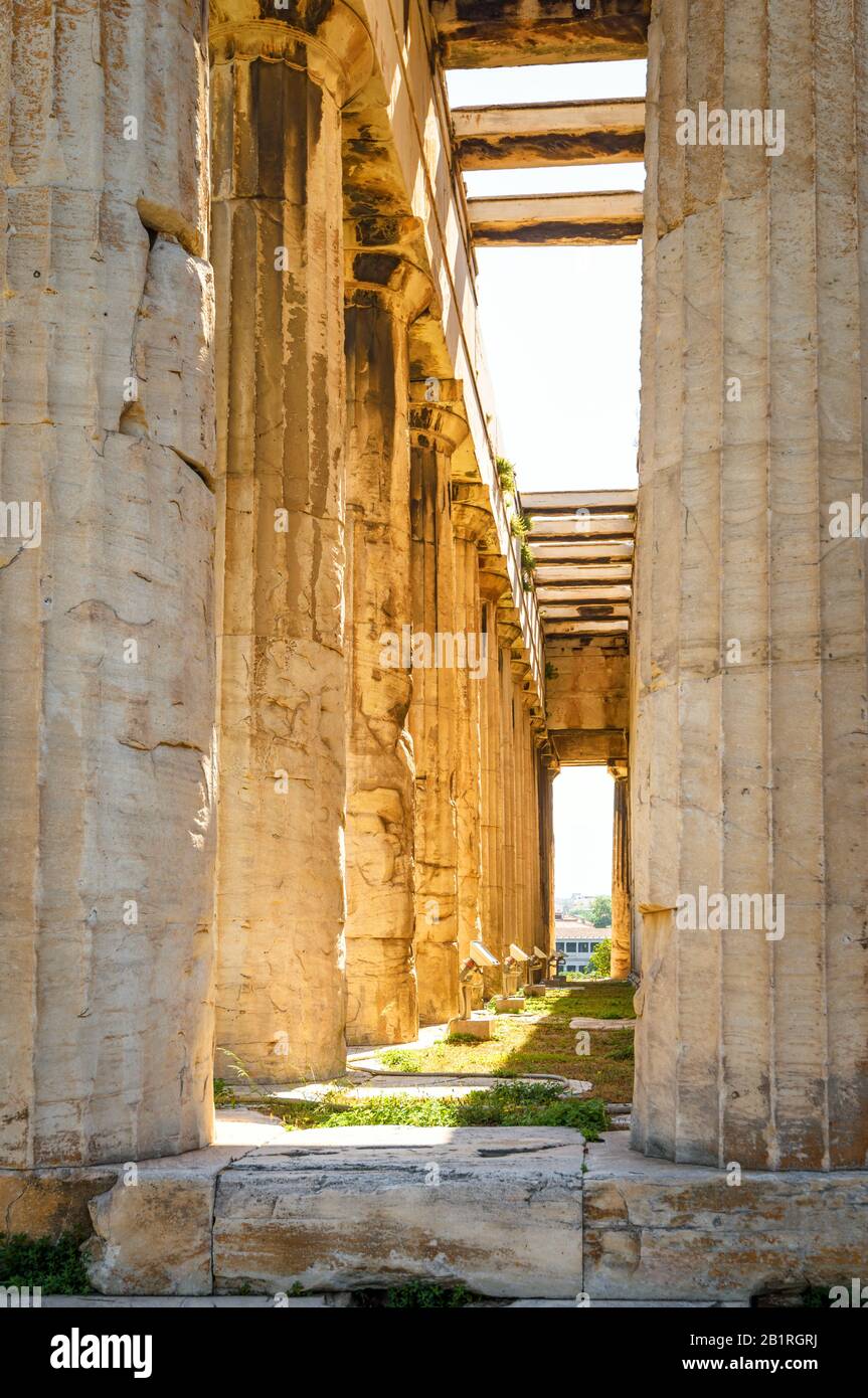Tempel des Hephaestus im Sonnenlicht, Athen, Griechenland. Es ist ein berühmtes Wahrzeichen Athens. Sonniger Blick auf die Säulen des Antiken griechischen Gebäudes im Sommer Stockfoto