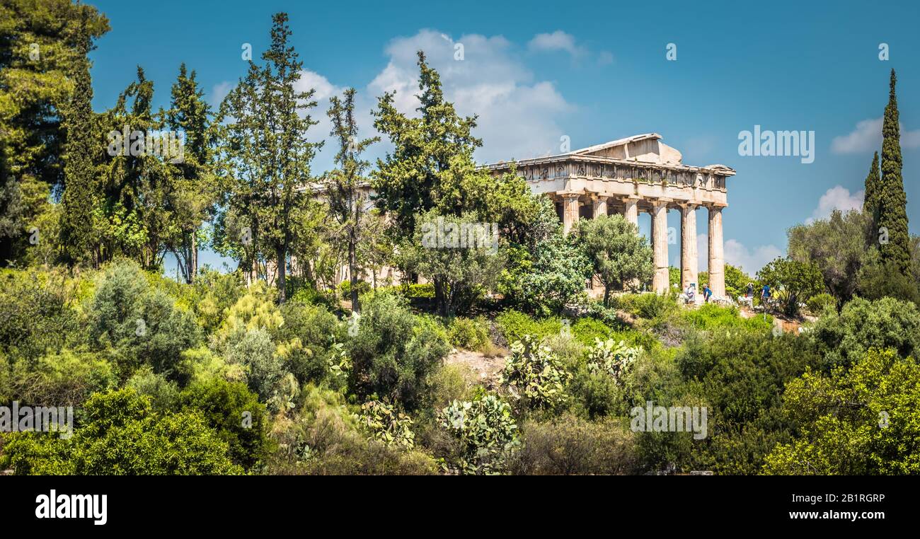 Tempel von Hephaestus, Athen, Griechenland. Es ist eines der wichtigsten Wahrzeichen Athens. Schöner Panoramablick auf Agora mit dem antiken griechischen Tempel von Hephaestus. Stockfoto