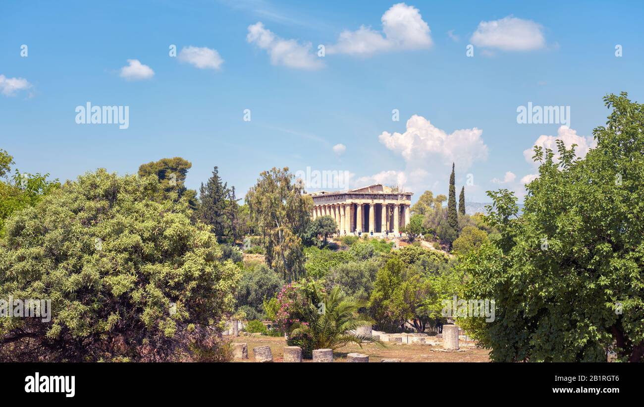 Landschaft von Athen, Griechenland. Tempel des Hephaestus in der Agora im Sommer. Es ist eine berühmte Touristenattraktion Athens. Panorama der Antiken griechischen Ruinen Stockfoto