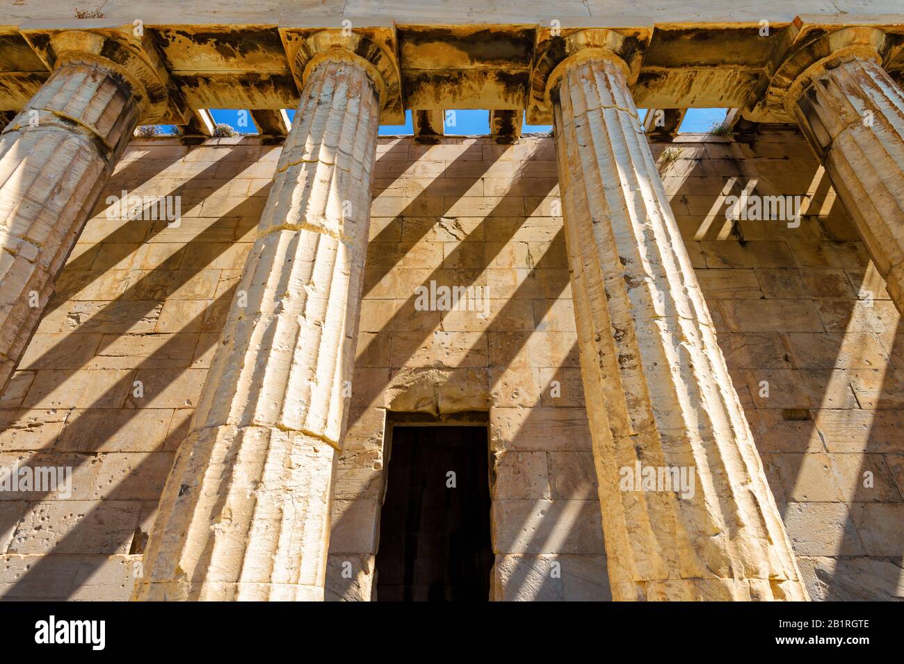 Nahaufnahme des Tempels von Hephaestus, Athen, Griechenland. Es ist ein altes berühmtes Wahrzeichen Athens. Altgriechisches Denkmal mit dorischen Säulen im Athener Zentrum. Stockfoto