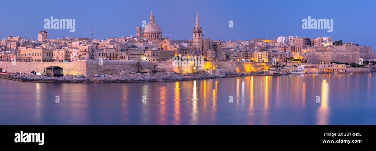 Panorama von Valletta mit Unserer Lieben Frau von der Kirche Mount Carmel und der anglikanischen Pro-Cathedral von St. Paul bei Sonnenuntergang von Sliema, Valletta, Malta Stockfoto