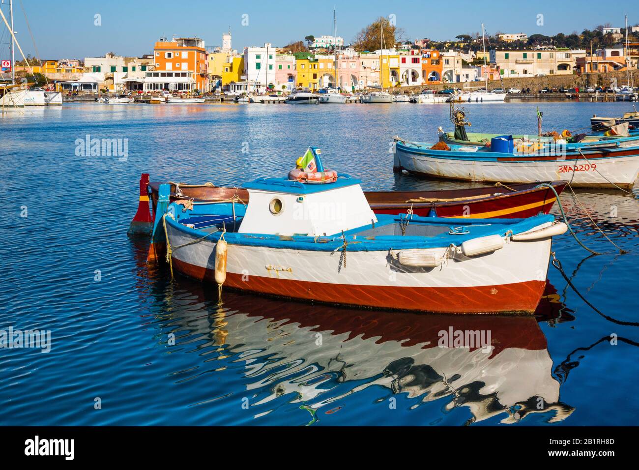 Die Bucht von Procida, ITALIEN - 3. JANUAR 2020 - Chiaiolella mit ihren farbigen Häusern ist eine Touristenattraktion Stockfoto