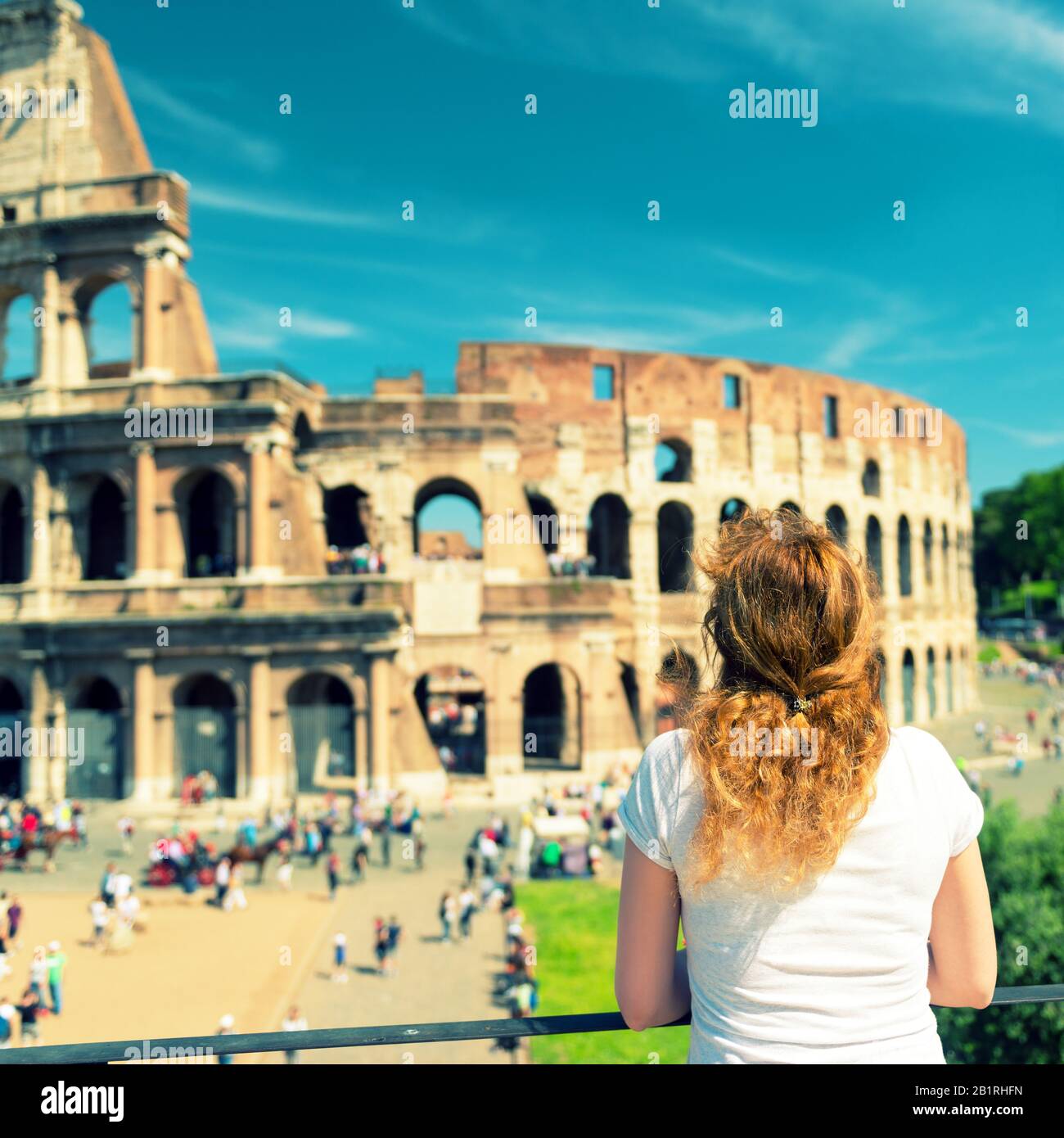 Junge Touristin schaut auf das Kolosseum in Rom, Italien. Vintage-Foto. Stockfoto