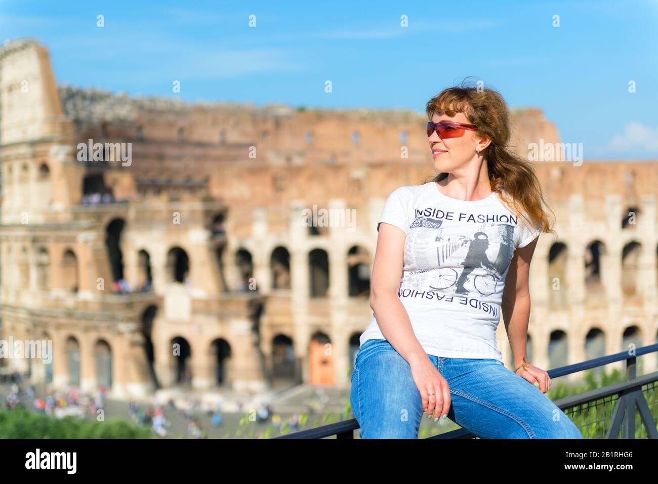 Junge Touristin in der Nähe des Kolosseum, Rom. Das Kolosseum ist ein wichtiges Denkmal der Antike und berühmter Touristenattraktion Roms. Stockfoto