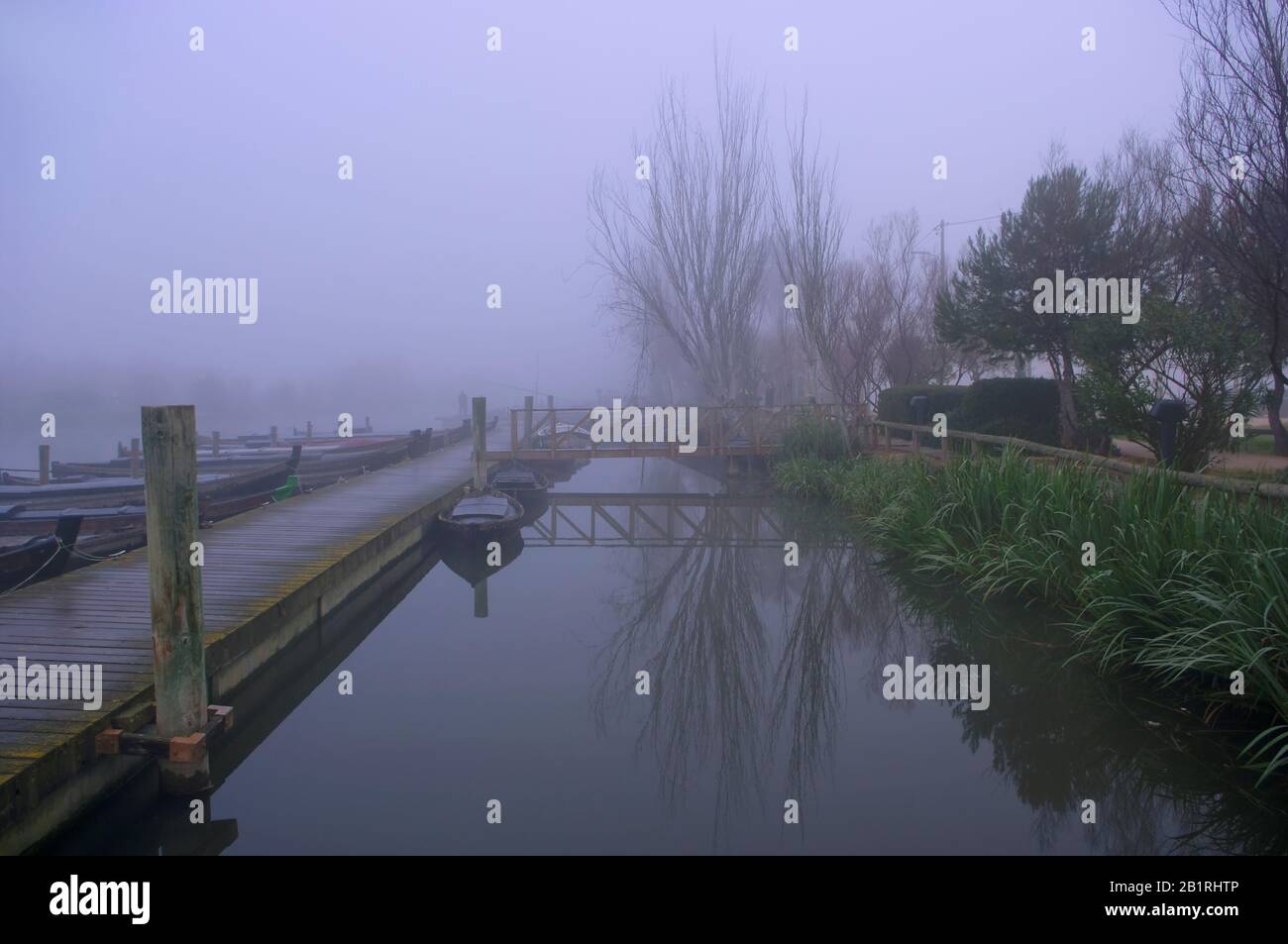 Boot im Nebel, das auf den Fischfang im Hafen von Catarroja, Valencia, Spanien wartet. Stockfoto