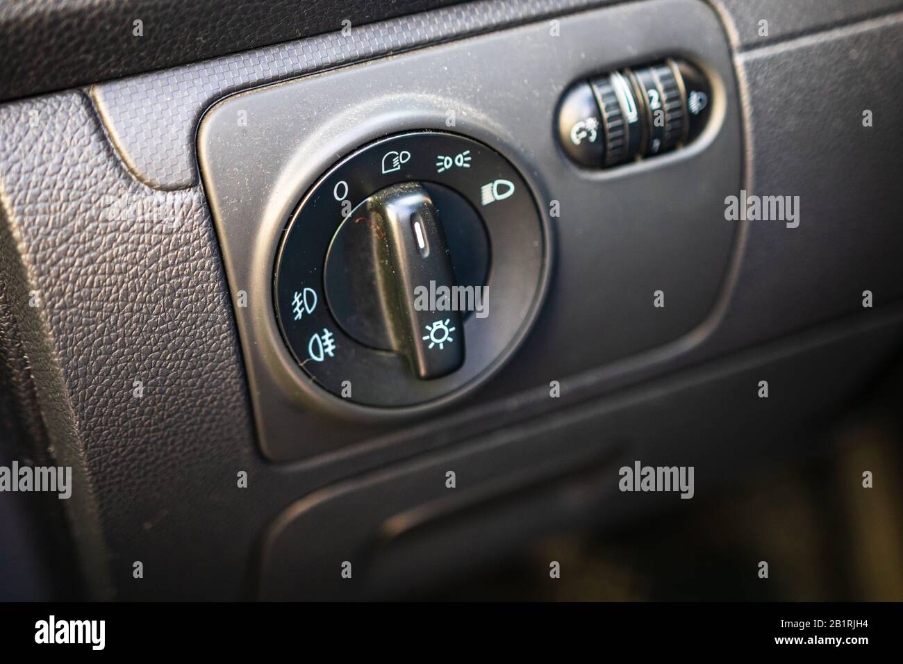Das Armaturenbrett im Auto ist schwarz mit einem Schalter Scheinwerfer für  Abblendlicht und Standlicht mit einem Lichtsensor und automatische Dimmen  und Nebelscheinwerfer, aber Stockfotografie - Alamy
