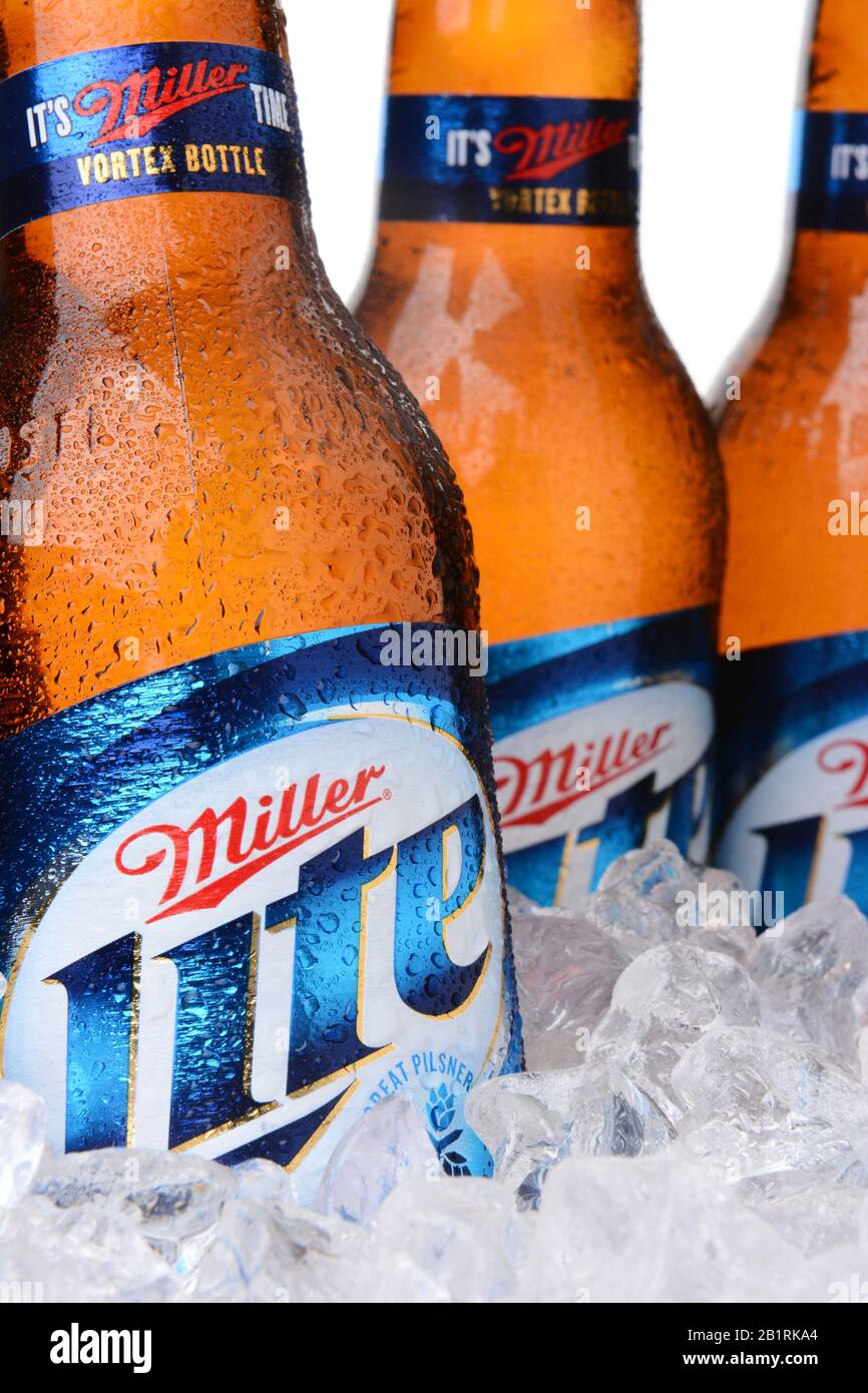 Irvine, CA - 30. MAI 2014: Nahaufnahme von Miller Light Beer Flaschen in Eis. Miller Lite wurde 1975 eingeführt und war eines der ersten Kalorienbiere, die B reduziert wurden Stockfoto