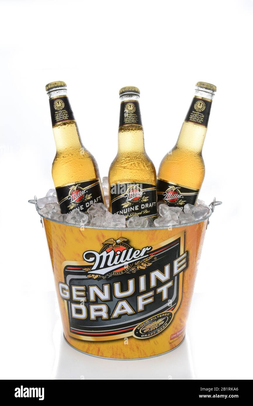 Irvine, CA - 15. JANUAR 2015: Ein gebranntes Eiskübel aus Echtem Fassbier von Miller. MGD wird tatsächlich aus demselben Rezept hergestellt wie Miller High Life mit t Stockfoto