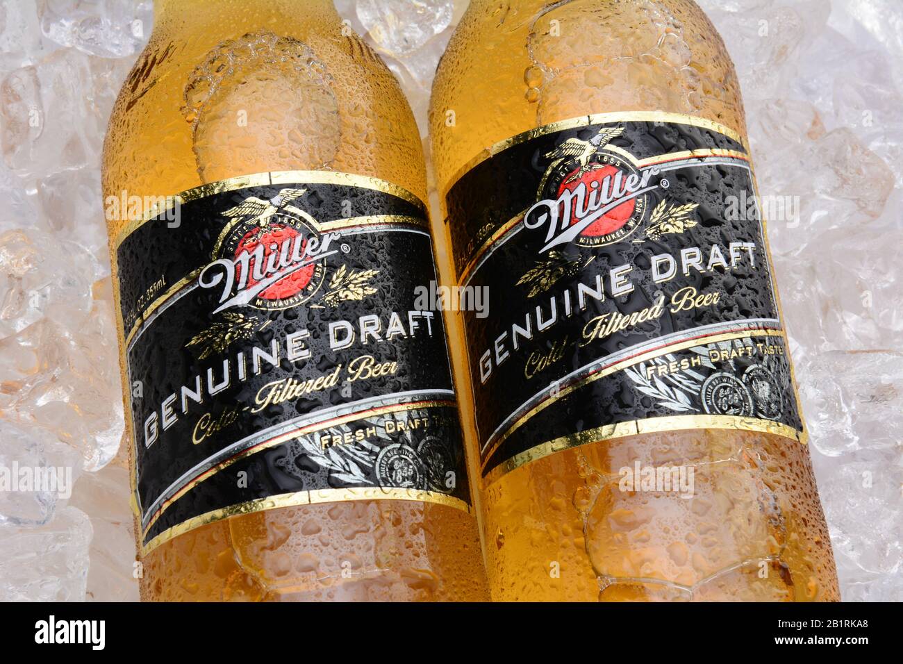 Irvine, CA - 27. MAI 2014: Zwei Flaschen Miller Genuine Draft, auf Eis. MGD wird tatsächlich aus demselben Rezept wie Miller High Life hergestellt, außer es ist col Stockfoto