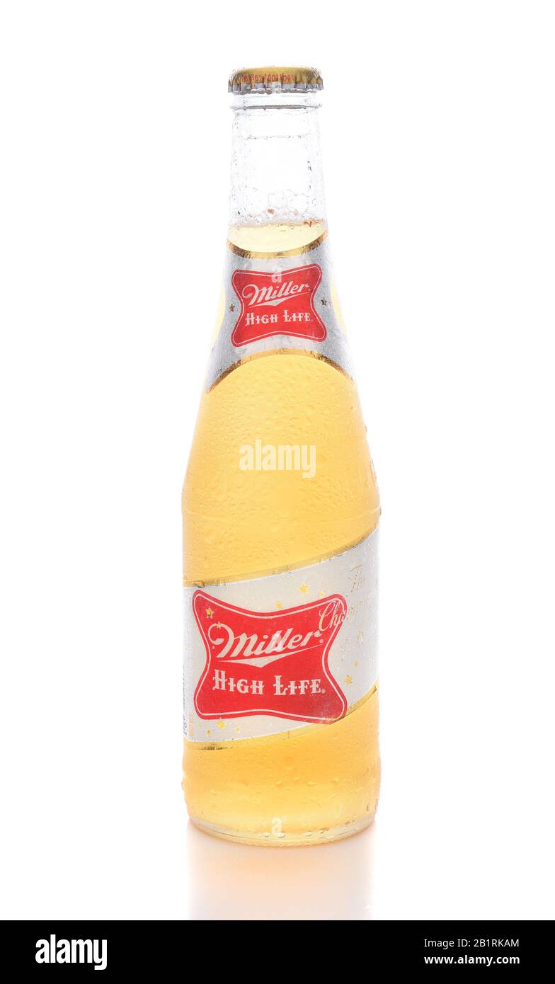 Irvine, CA - 10. APRIL 2017: Miller High Life Bottle. High Life, ein Bier im Pilsner Stil, ist Millers älteste Marke, die 1903 auf den Markt kam Stockfoto