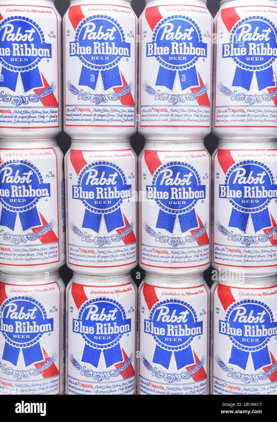 Irvine, KALIFORNIEN - 16. MÄRZ 2017: Pabst Blue Ribbon Beer. Zwölf gestapelte Dosen der amerikanischen Marke, die im Jahre 1884in Milwaukee eingeführt wurden, sind derzeit in der Basis Stockfoto