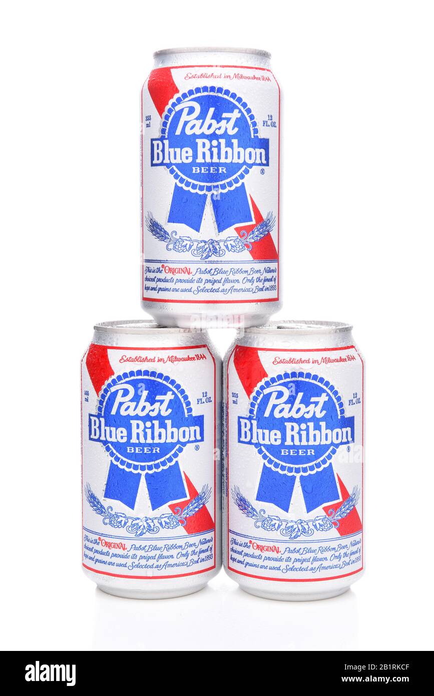 Irvine, KALIFORNIEN - 16. MÄRZ 2017: Pabst Blue Ribbon Beer. Drei gestapelte Dosen der amerikanischen Marke, die im Jahre 1884in Milwaukee eingeführt wurden, haben ihren Sitz Stockfoto