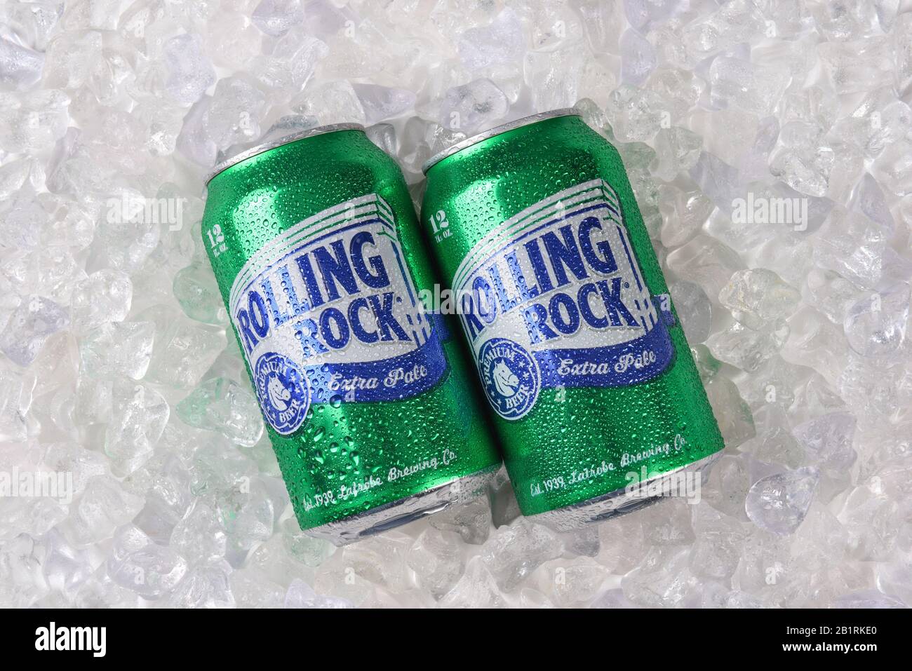 Irvine, KALIFORNIEN, 7. FEBRUAR 2018: Rolling Rock Extra Pale Beer. Zwei Dosen des amerikanischen Bieres auf Eis, das 1939 in Latrobe, Pennsylvania gegründet wurde. Stockfoto