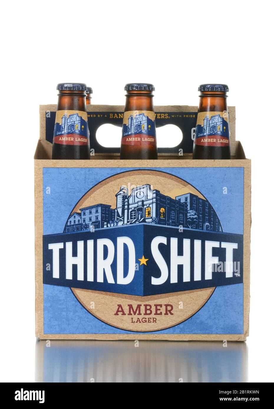Irvine, CA - 26. Juni 2014: Sechs Packungsträger Von Third Shift Amber Lager. Gebraut von der Band of Brewers in Ft. Worth Texas, eine Abteilung von Miller Stockfoto