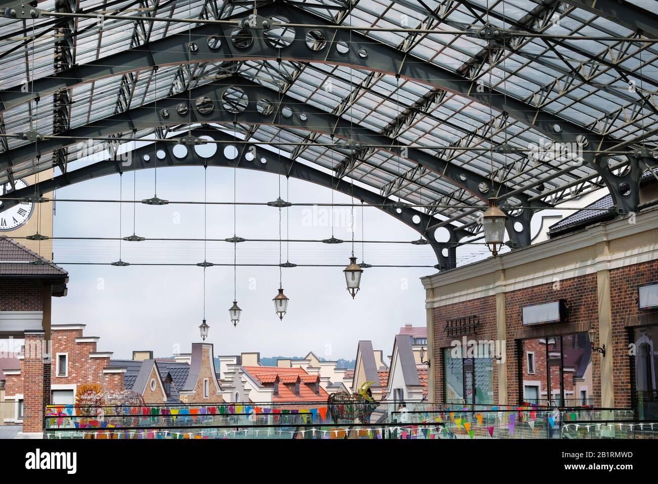 Glasdach mit Laternen eines riesigen modernen Einkaufszentrums. Innere Struktur des Glasdachbogens mit verschließbaren Fensterabschnitten. Stockfoto