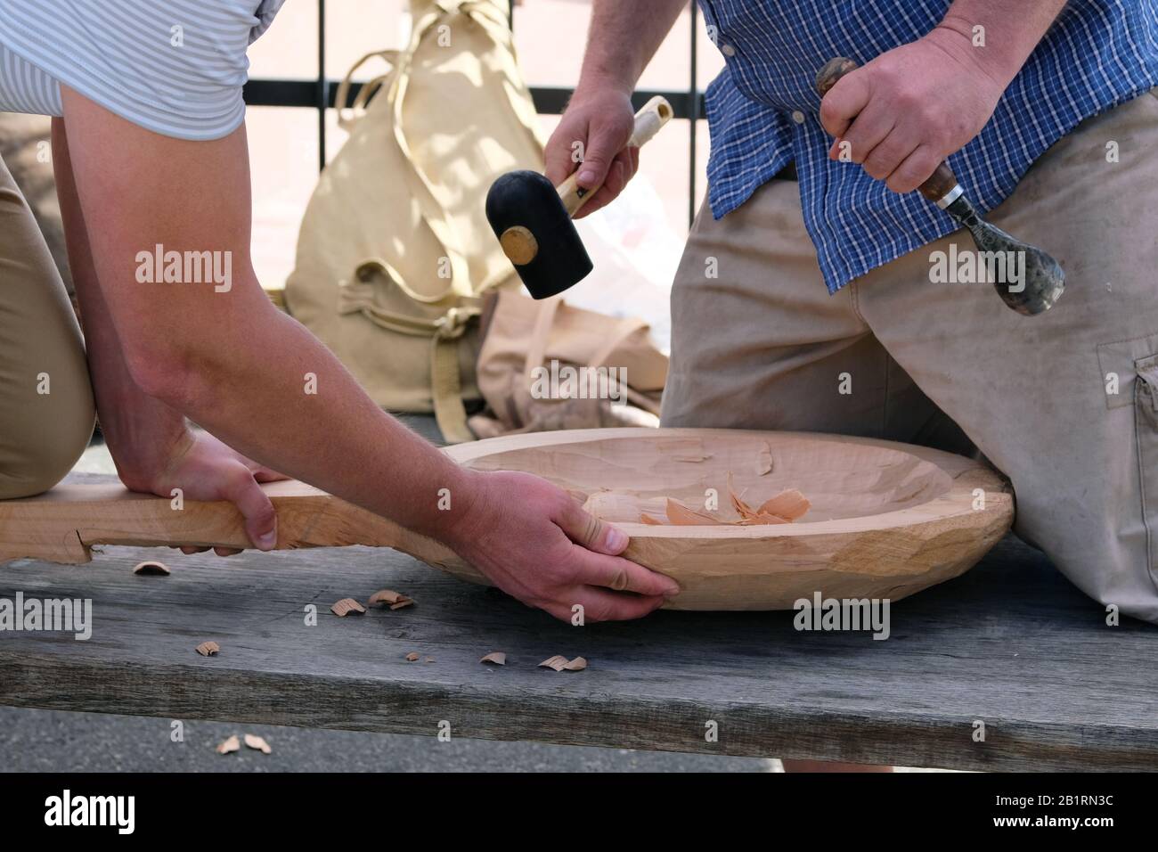 Holzschnitzerei. Zwei Meister kardieren Holzhandwerk mit Holzbearbeitungswerkzeug, Hände nah oben. Zimmerei und Handwerkskunst Stockfoto